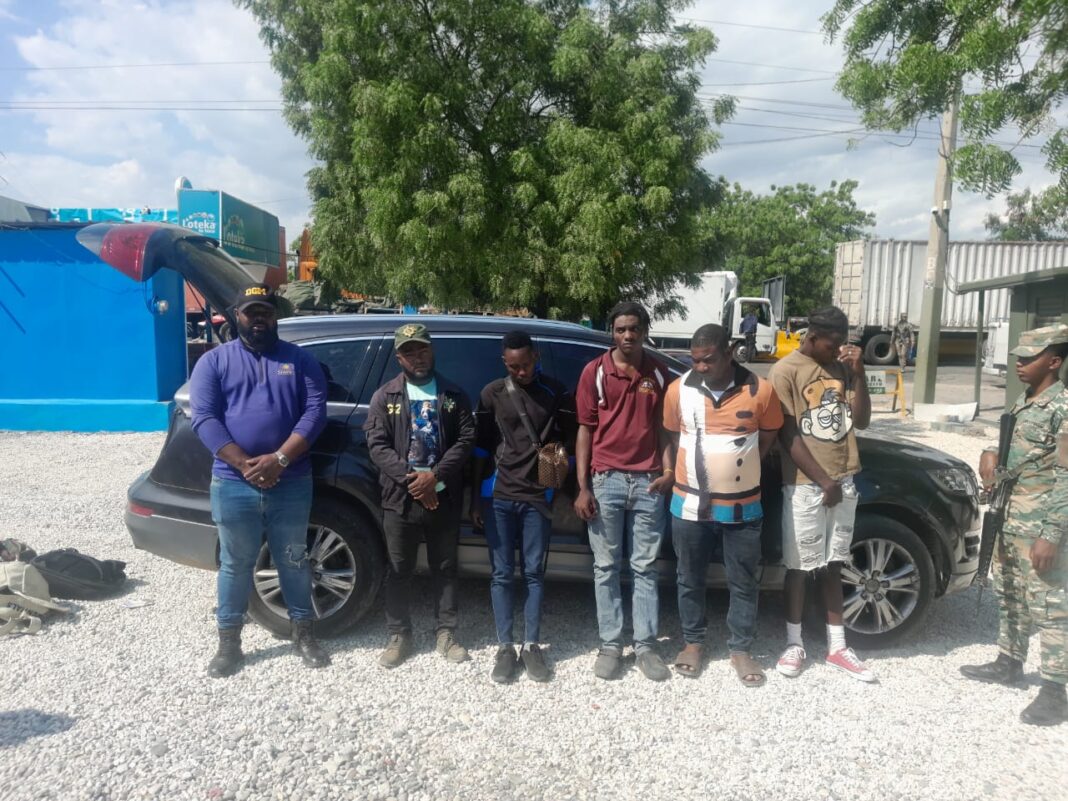 Detienen haitiano con tres compatriotas indocumentados abordo de una jeepeta