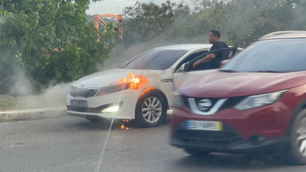 Se incendia un vehículo en avenida circunvalación sur de Santiago | De Último Minuto