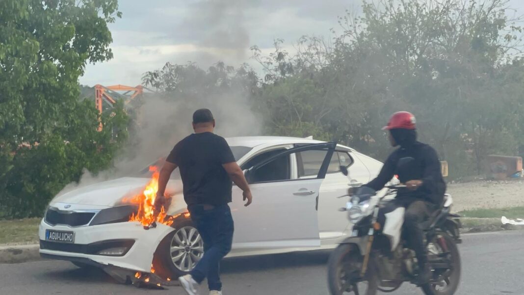 Se incendia un vehículo en avenida circunvalación sur de Santiago