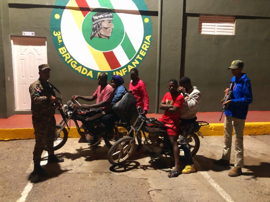 Patrullas del Ejército interceptan a 24 haitianos indocumentados en Valverde | De Último Minuto