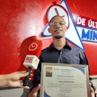 Escritor entrega reconocimiento al periódico De Último Minuto por su veracidad y puntualidad al informar - Noticias de hoy en República Dominicana | De Último Minuto