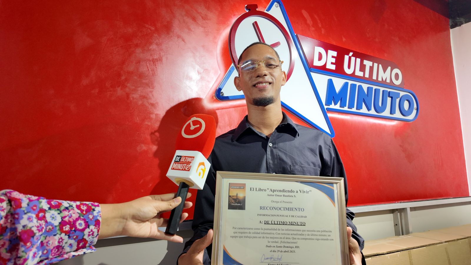 Escritor entrega reconocimiento al periódico De Último Minuto por su veracidad y puntualidad al informar - Noticias de hoy en República Dominicana | De Último Minuto