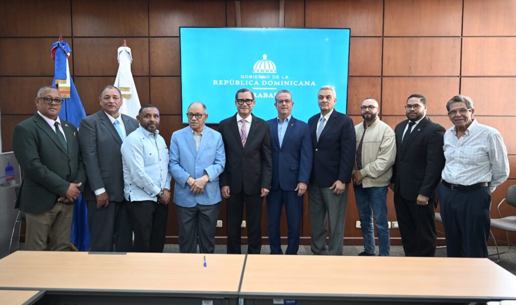 Gobierno anuncia aumento salarial de un 25 % al sector zonas francas industriales | De Último Minuto