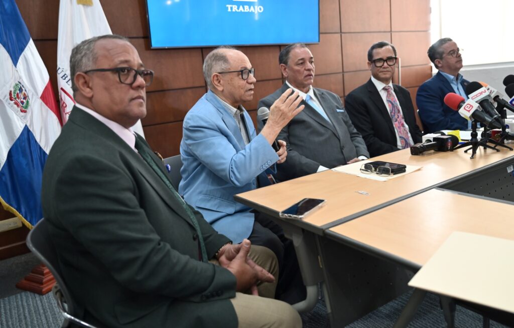 Gobierno anuncia aumento salarial de un 25 % al sector zonas francas industriales | De Último Minuto