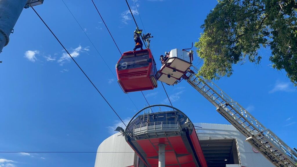 Realizan simulacro de rescate en el Teleférico de Santiago para reforzar protocolos de emergencia | De Último Minuto