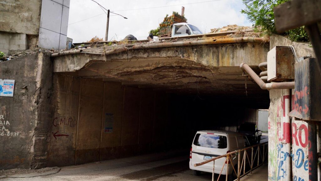 Temen colapse paso a desnivel del km 13 de la Autopista Duarte por evidente deterioro - Noticias de hoy en República Dominicana | De Último Minuto