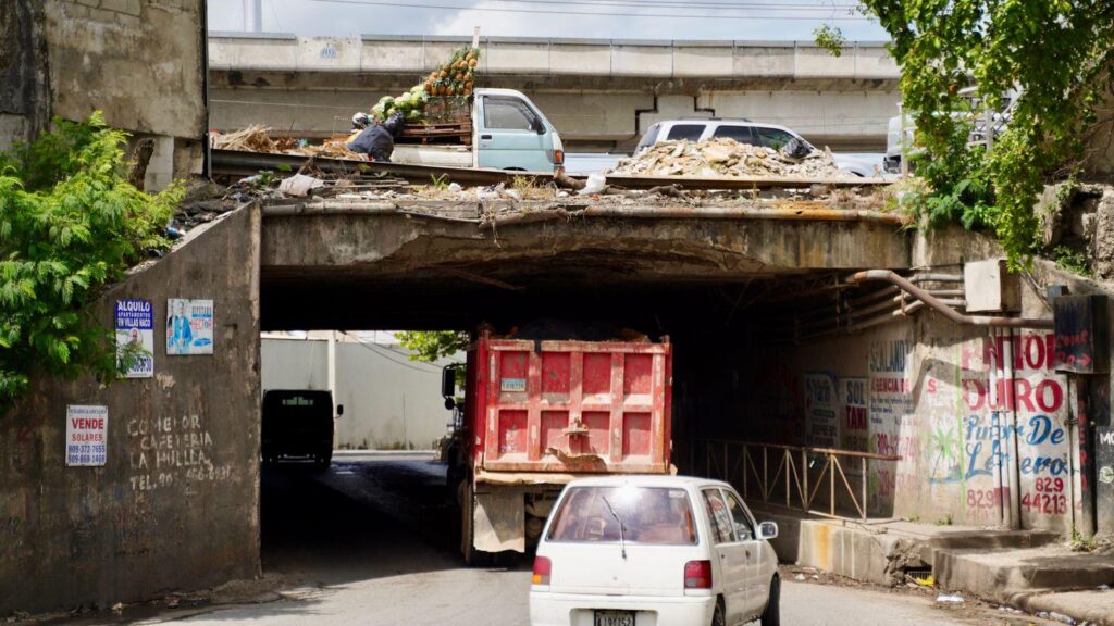 Temen colapse paso a desnivel del km 13 de la Autopista Duarte por evidente deterioro | De Último Minuto