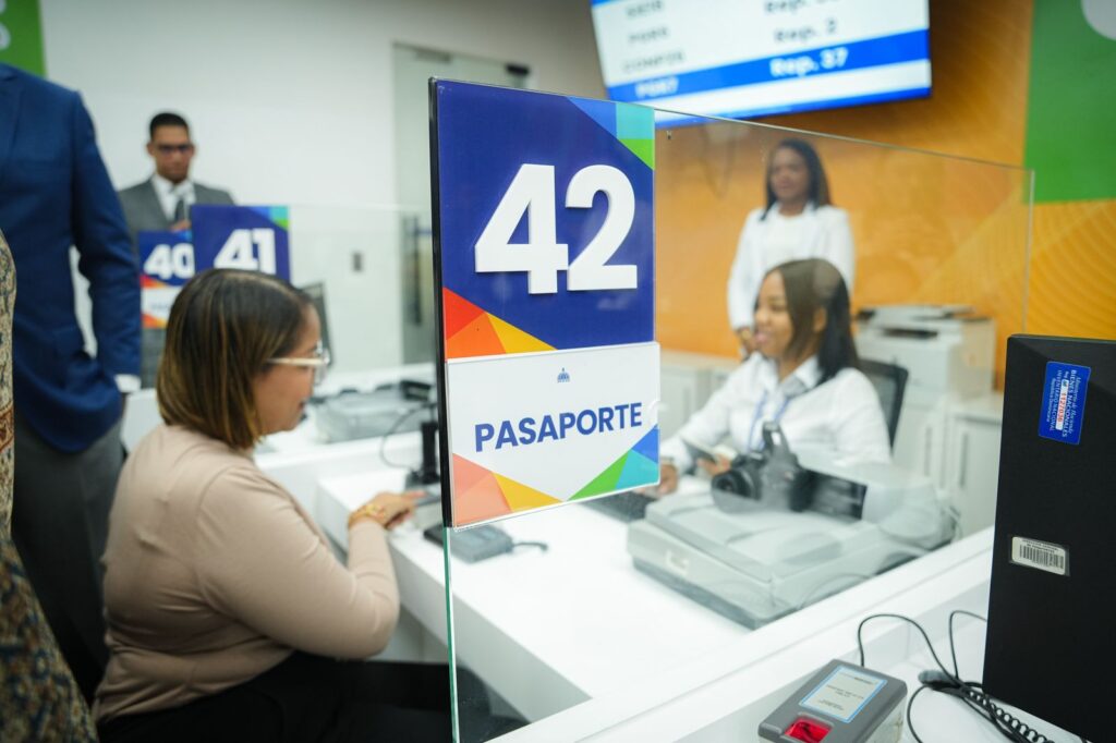 Pasaportes inaugura nueva oficina en San Cristóbal | 2 | La nueva oficina de Pasaportes en San Cristóbal ofrecerá servicios en horario extendido de lunes a viernes de 8:00 a.m. a 8:00 p.m.