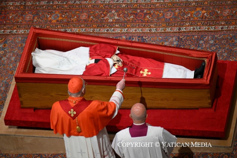 ¿Cómo es el rito del cierre del féretro del Papa Francisco? | De Último Minuto