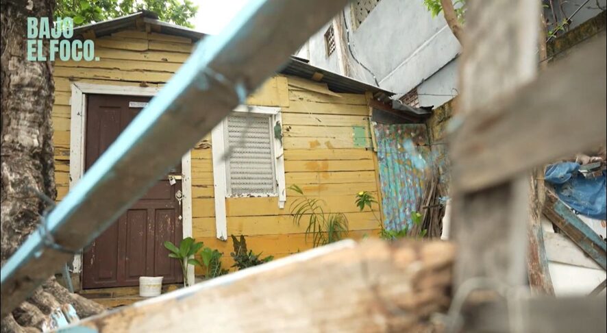 Bajo El Foco presenta: la casa de doña Julia se cae a pedazos - Noticias de hoy en República Dominicana | De Último Minuto