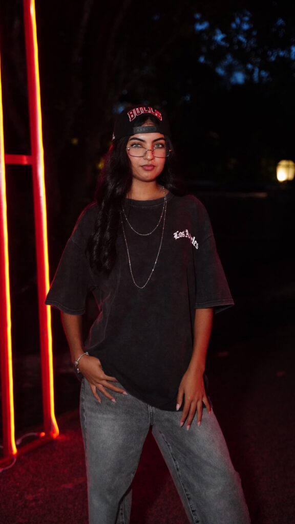 El negro y el estilo urbano dominan los outfits de los fans en el concierto de Eladio Carrión | 2 | El negro y el estilo urbano dominan los outfits de los fans en el concierto de Eladio Carrión - Noticias de hoy en República Dominicana | De Último Minuto