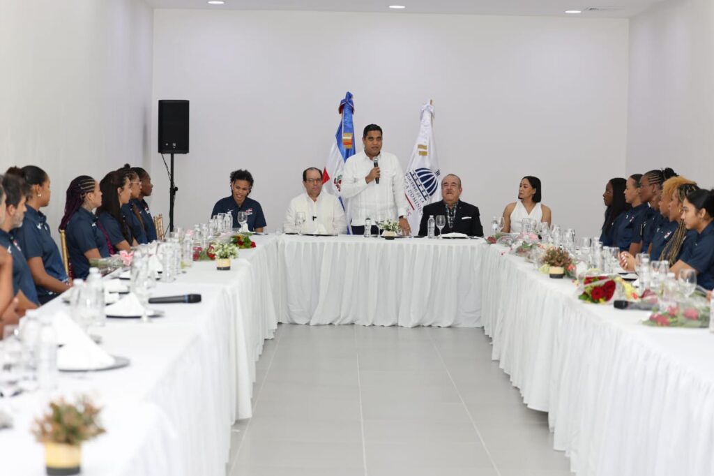 Reinas del Caribe y Cristobal Marte valoran apoyo del ministro Kelvin Cruz a los atletas - Noticias de hoy en República Dominicana | De Último Minuto