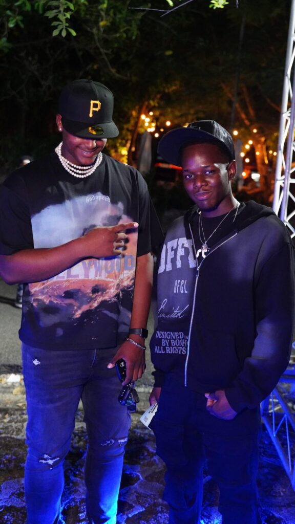 El negro y el estilo urbano dominan los outfits de los fans en el concierto de Eladio Carrión | 5 | El negro y el estilo urbano dominan los outfits de los fans en el concierto de Eladio Carrión - Noticias de hoy en República Dominicana | De Último Minuto