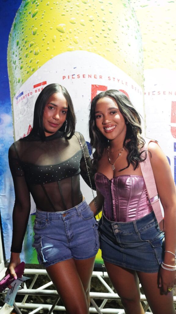 El negro y el estilo urbano dominan los outfits de los fans en el concierto de Eladio Carrión | 4 | El negro y el estilo urbano dominan los outfits de los fans en el concierto de Eladio Carrión - Noticias de hoy en República Dominicana | De Último Minuto