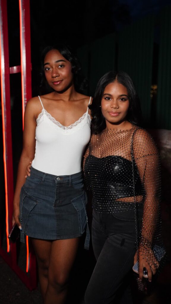 El negro y el estilo urbano dominan los outfits de los fans en el concierto de Eladio Carrión | 6 | El negro y el estilo urbano dominan los outfits de los fans en el concierto de Eladio Carrión - Noticias de hoy en República Dominicana | De Último Minuto