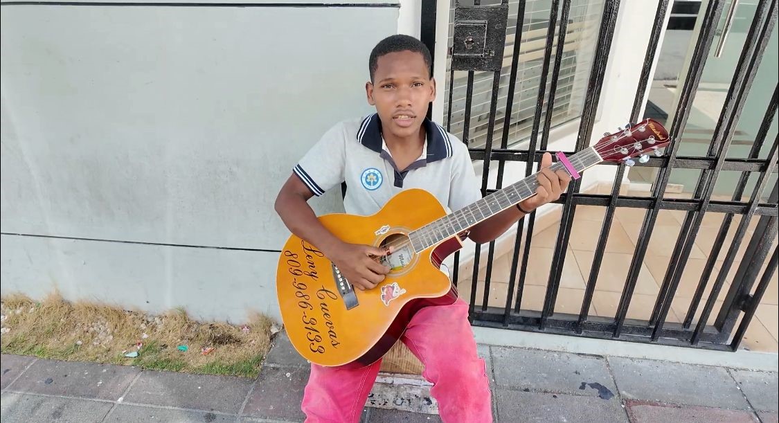 Lenin Cuevas, el limpiabotas que sueña con ser cantante - Noticias de hoy en República Dominicana | De Último Minuto