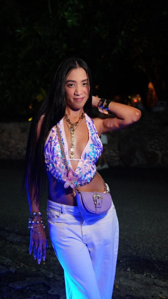 El negro y el estilo urbano dominan los outfits de los fans en el concierto de Eladio Carrión | 7 | El negro y el estilo urbano dominan los outfits de los fans en el concierto de Eladio Carrión - Noticias de hoy en República Dominicana | De Último Minuto