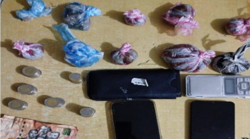 Policía arresta a varias personas con armas ilegales y presuntas drogas durante operativo en Neyba
