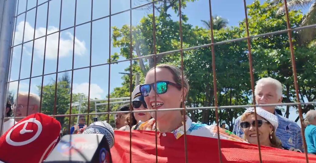 Ciudadanos españoles reciben con emoción a la princesa Leonor en su llegada a Santo Domingo