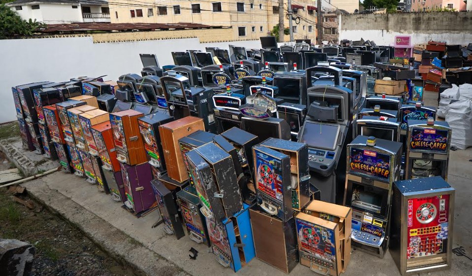 Ministerio de Hacienda destruye más de 1,500 equipos usados para venta ilegal de juegos de azar