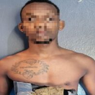 Se entrega a la policía presunto microtraficante en Santiago
