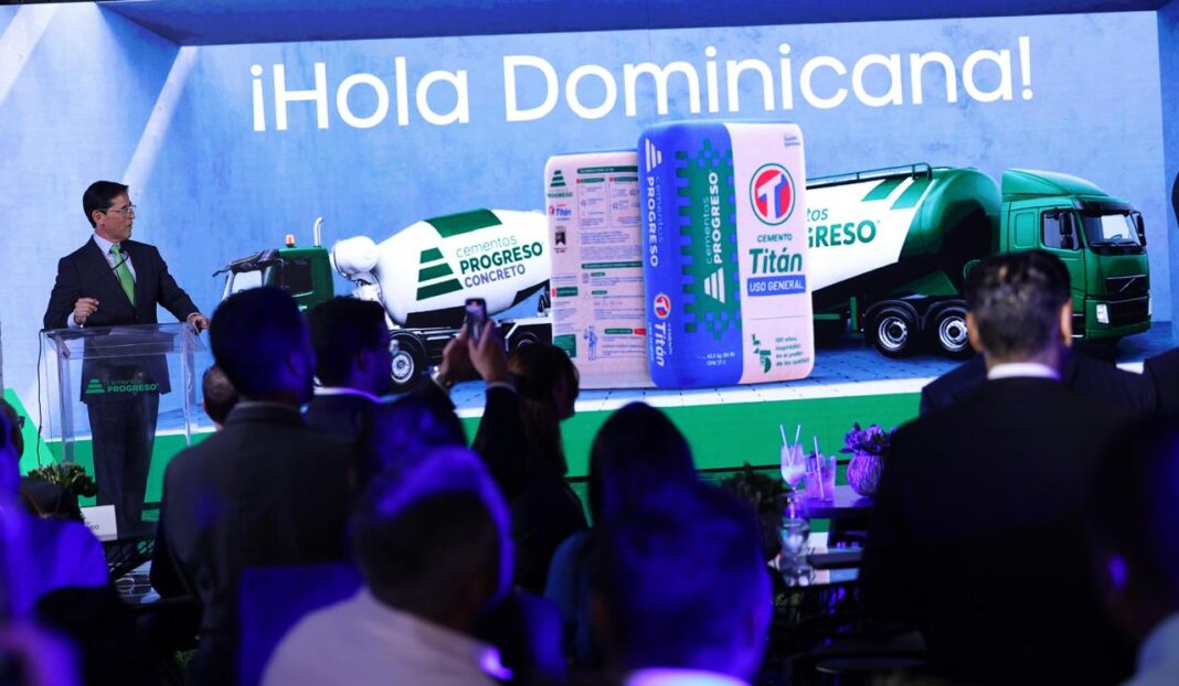 Enrique García, director Caribe de Cempro presenta la nueva imagen de Cemento Titán