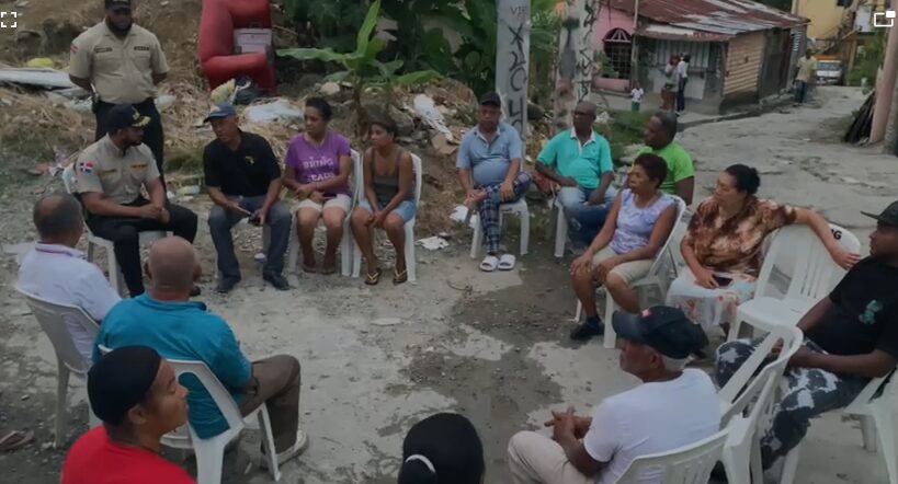 Residentes de La Penca se reúnen con la DNCD para exigir freno a presunto punto de drogas