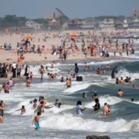Comienza la temporada de playas en Nueva York con condiciones óptimas y sin escasez de salvavidas