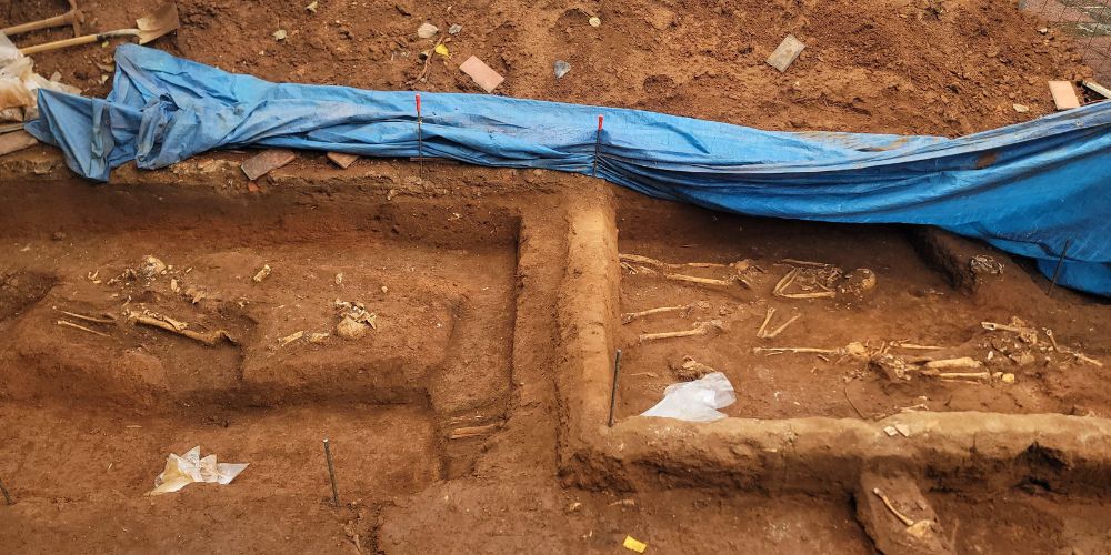 Hallazgo de restos óseos frente a iglesia sorprende en la Zona Colonial