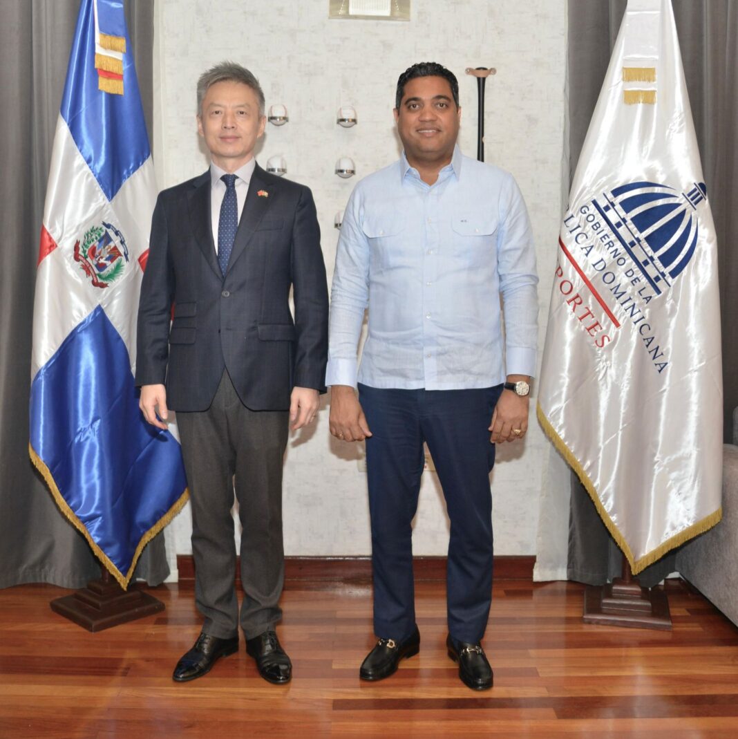 Kelvin Cruz y embajador de China abordan ideas para fortalecer el deporte en RD
