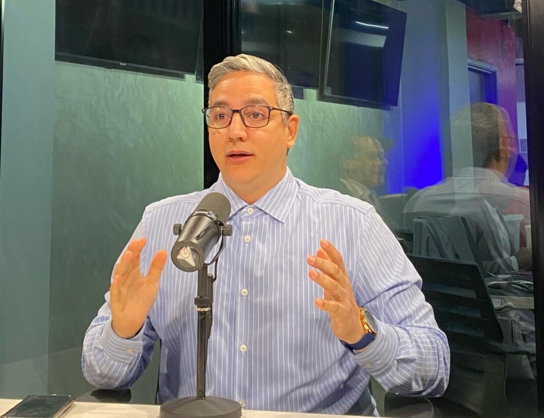 Rodolfo Santos afirma que trabajar con mujeres es mas efectivo en la política: “Hay muchos princesos políticos”