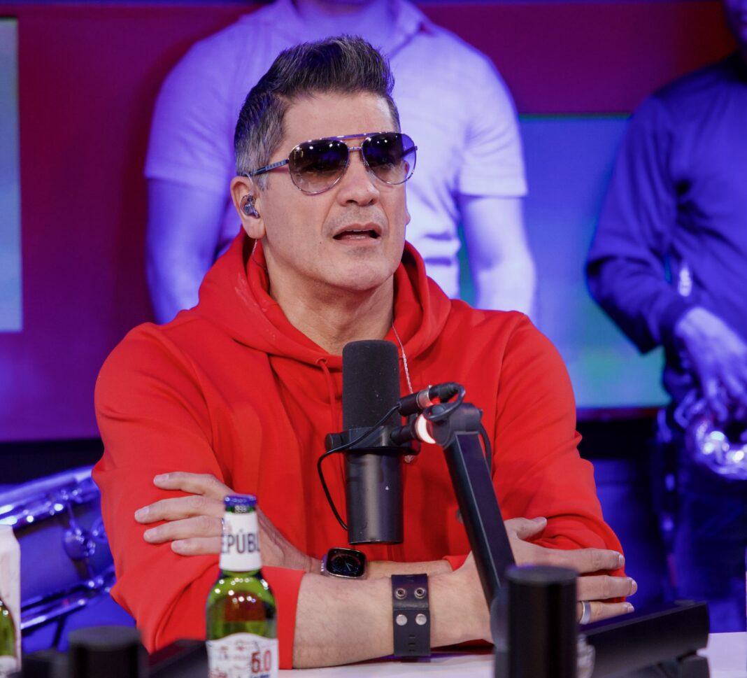 Eddy Herrera confiesa que fue “un novato apostador” cuando le tocó presentar Premios Soberano