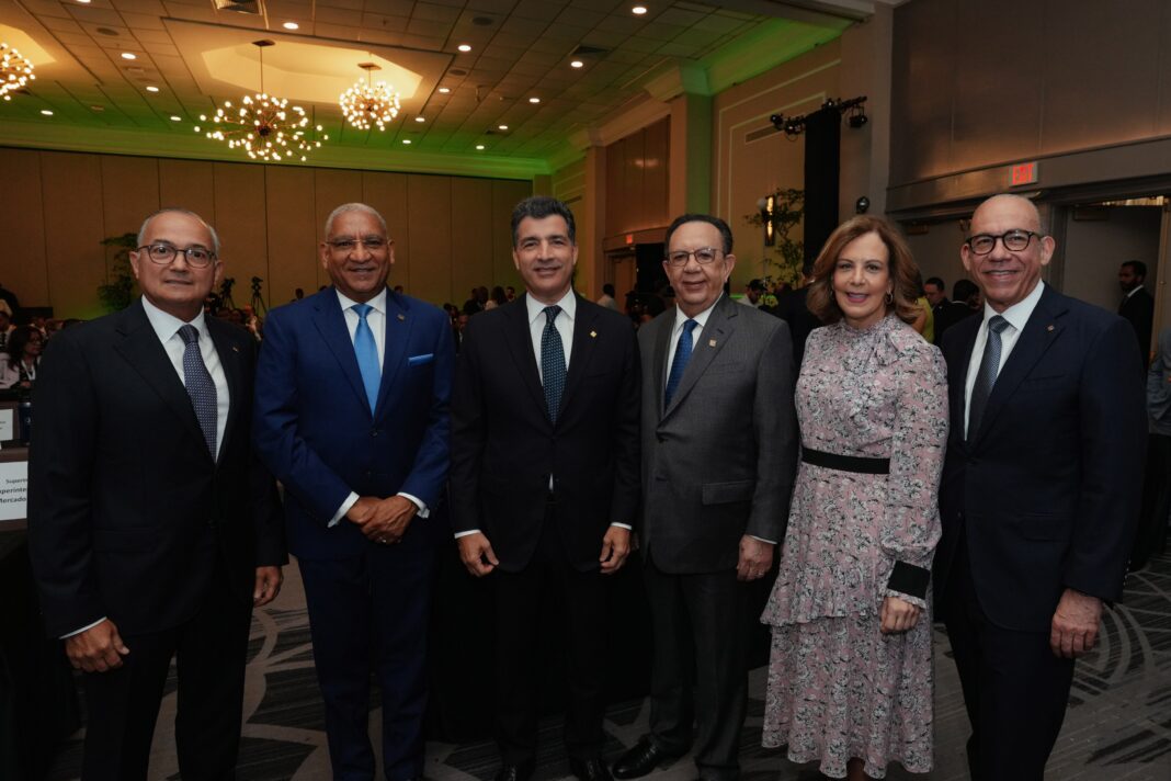 De izquierda a derecha, los señores Juan Lehoux, Ervin Novas Bello, Christopher Paniagua, Héctor Valdez Albizu, Clarissa de la Rocha de Torres, y Fausto Arturo Pimentel Peña..
