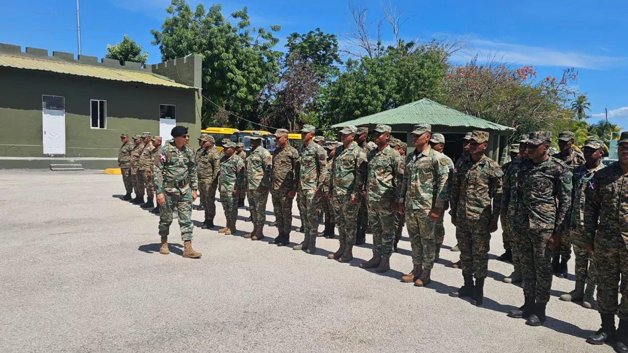 Ministro de Defensa supervisa puestos fronterizos y reitera continuación del muro