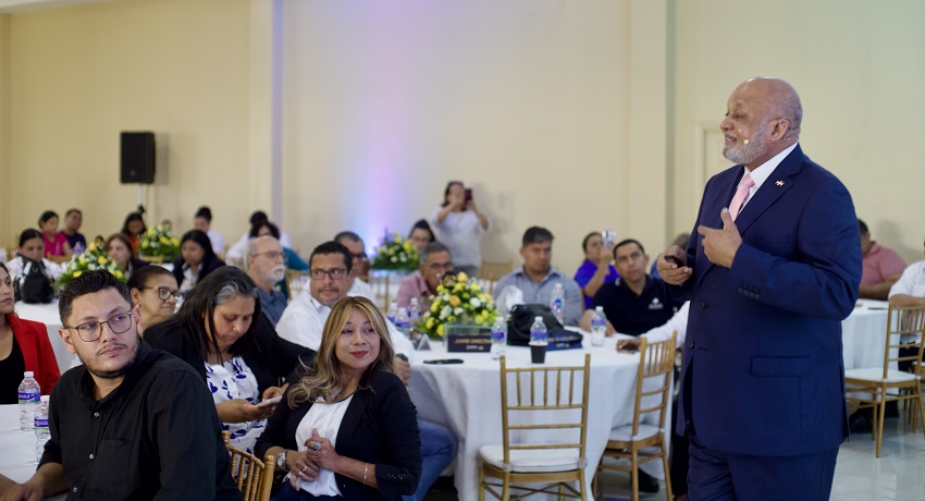 Roberto Fulcar lleva su visión de “Liderazgo Trascendente” a Honduras ante líderes de seis países - Noticias de hoy en República Dominicana | De Último Minuto
