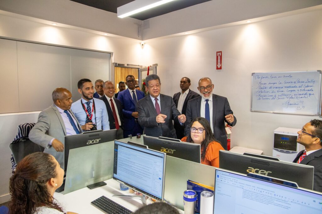 Leonel Fernández visitando la redacción de El Nuevo Diario.