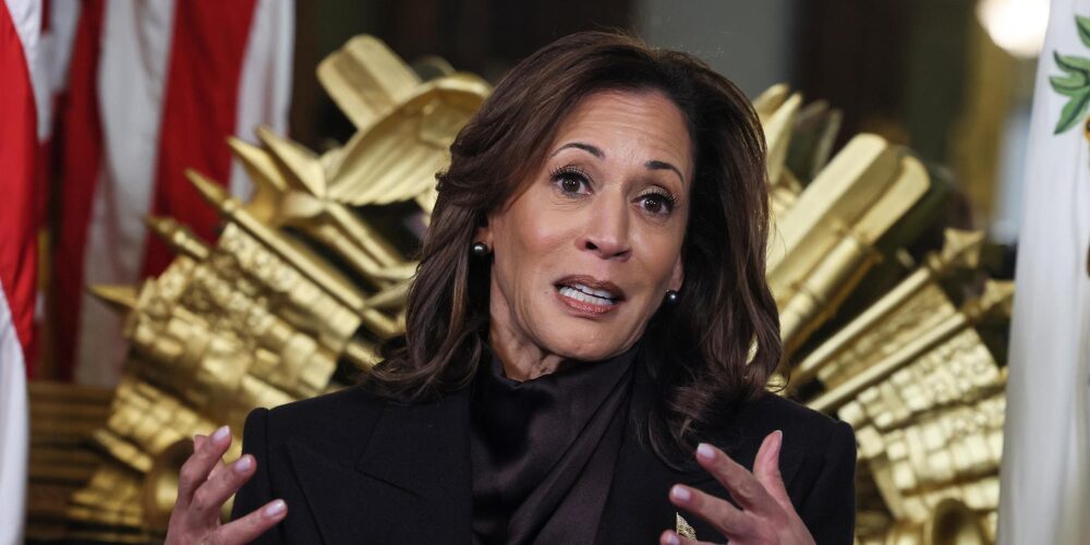 Kamala Harris reaparece y alerta que EE.UU. está al borde de una 