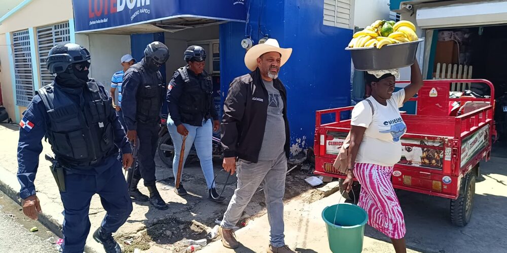Alcalde de Dajabón da seguimiento a medidas que buscan evitar comerciantes haitianos ocupando aceras