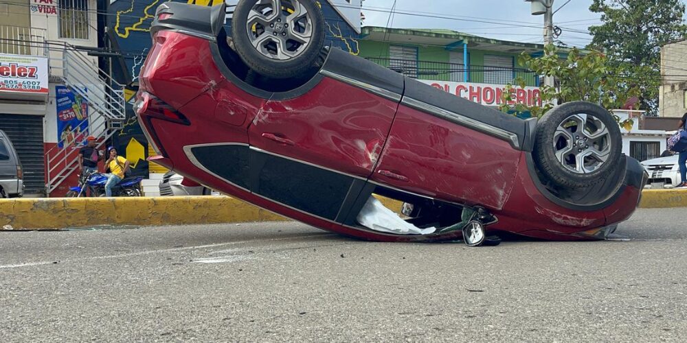 Tres personas resultan lesionadas al volcarse jeepeta en Santiago Tres personas resultan lesionadas al volcarse jeepeta en Santiago