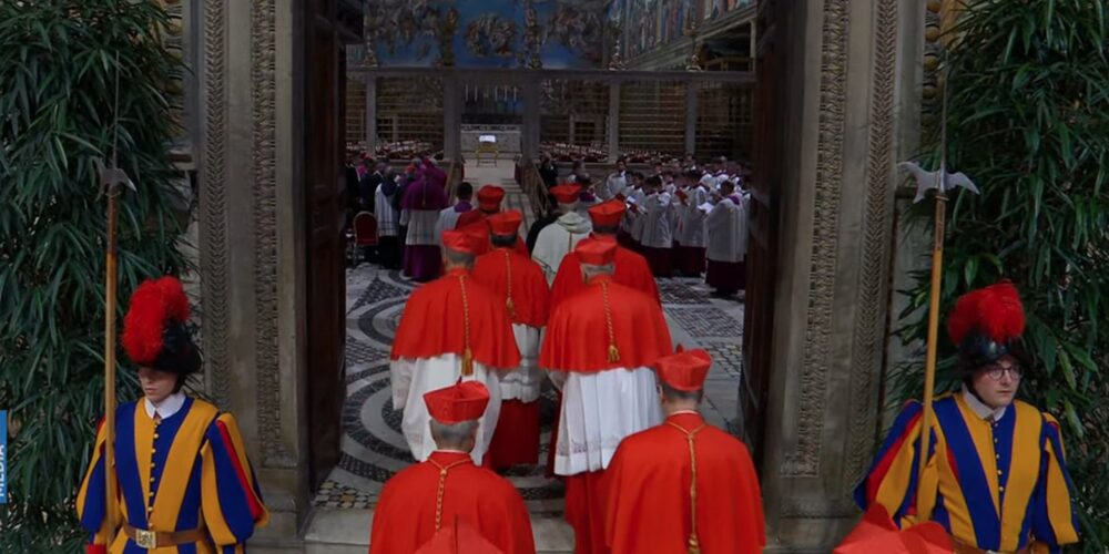 Comienza la procesión de los cardenales a la Capilla Sixtina para el inicio del cónclave
