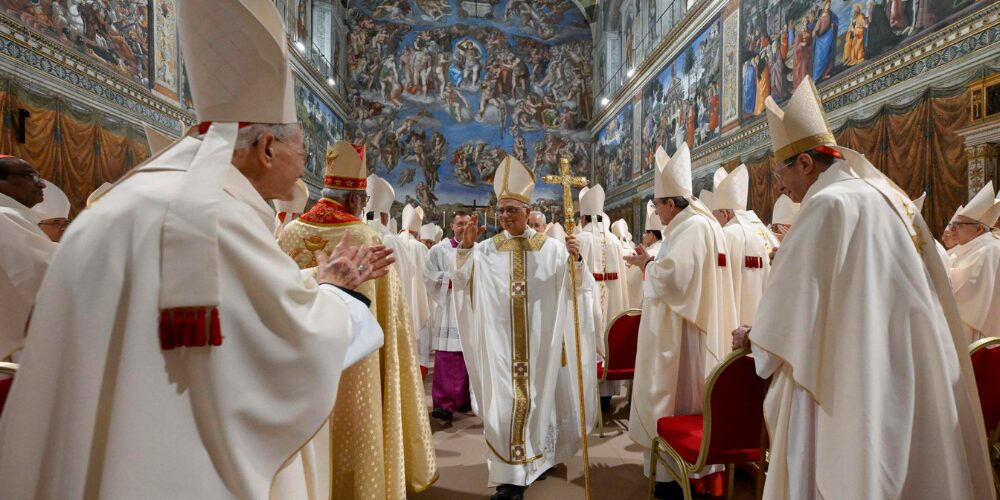 El papa León XIV celebrando la misa con los cardenales electores en la Capilla Sixtina