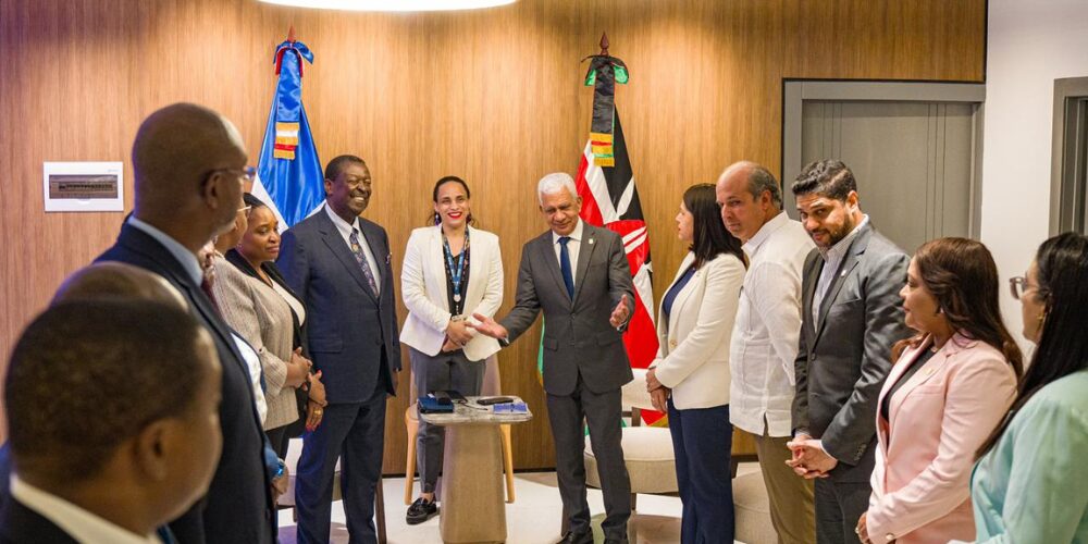Secretario de Asuntos Exteriores de Kenia visita el Senado