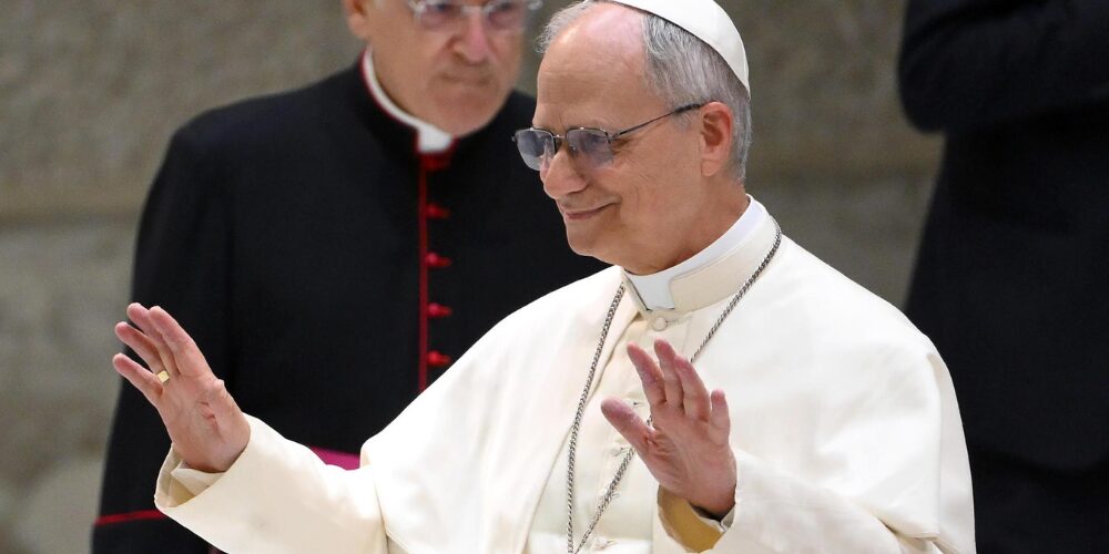 El papa visita la sede de los agustinos en Roma para rezar y almorzar con ellos
