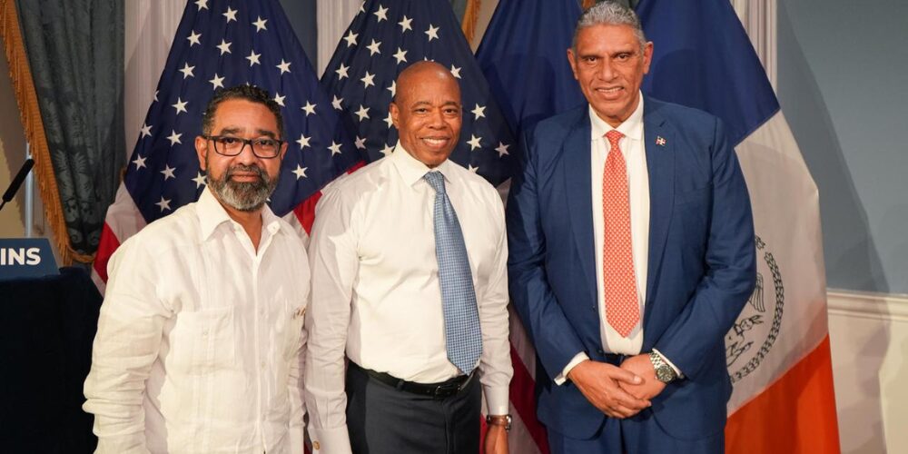 Alcalde NY y el director de Defensa Civil ultiman detalles para acuerdo sobre gestión de riesgos y catástrofes