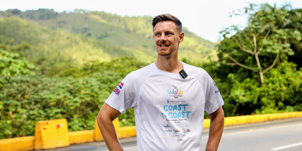 Callum Bates recauda fondos caminando de Santo Domingo a Puerto Plata
