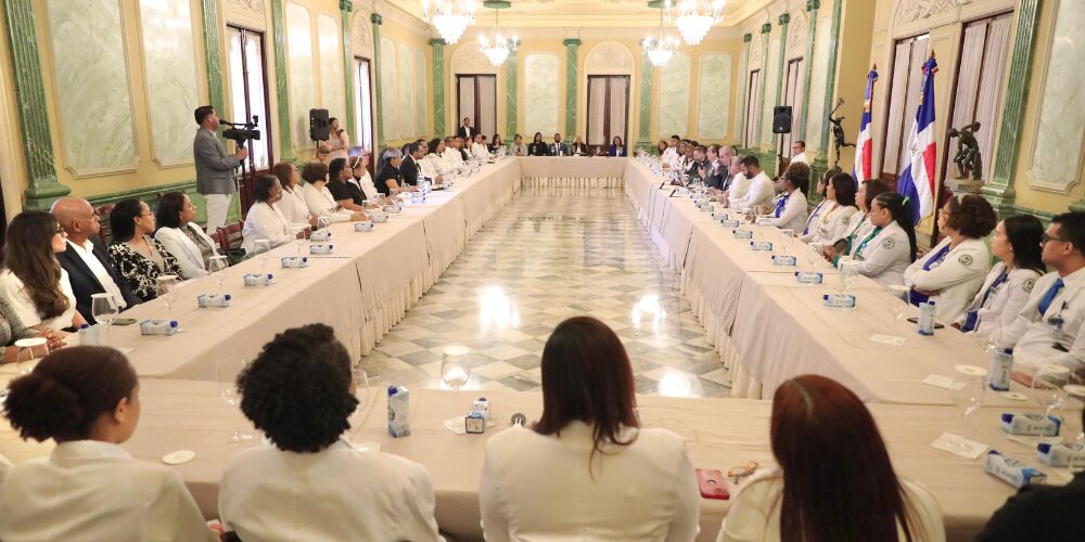 Presidente Abinader reconoce a 71 médicos forenses por histórica labor en tragedia del Jet Set