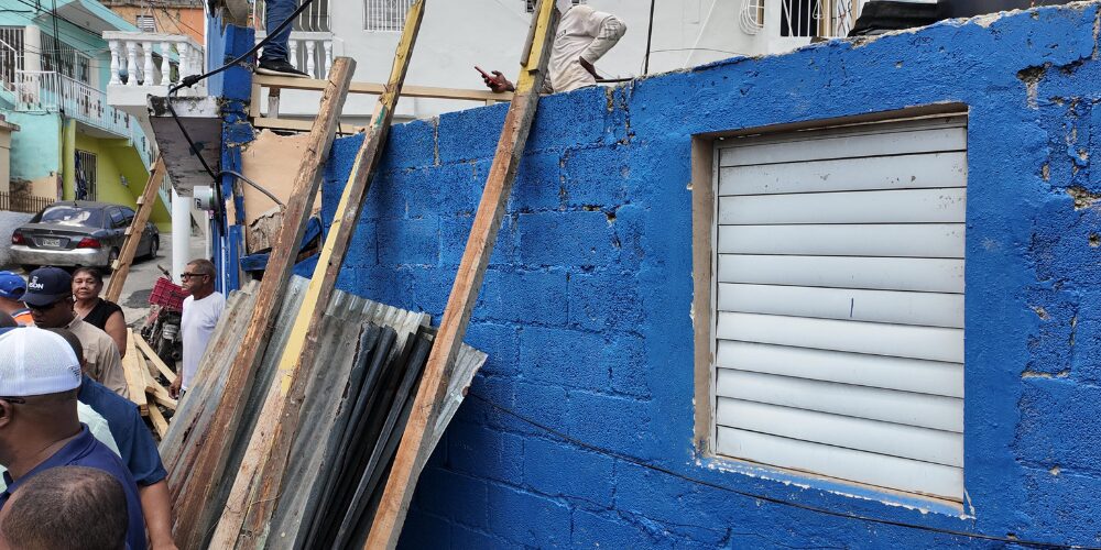 Alcaldía de SDN repara viviendas en sector La Esperanza