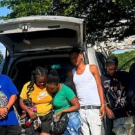 Tres hombres detenidos por ocultar haitianas indocumentadas entre maniquíes y ropa