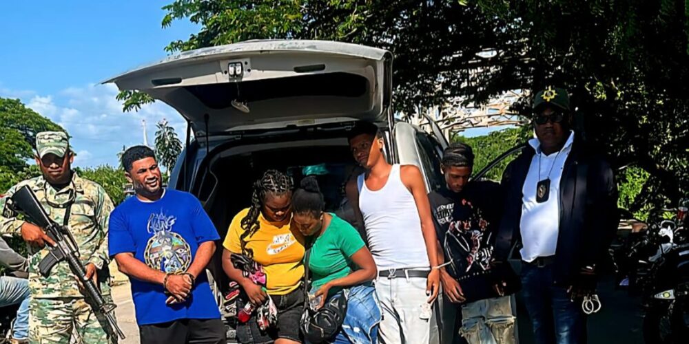 Tres hombres detenidos por ocultar haitianas indocumentadas entre maniquíes y ropa