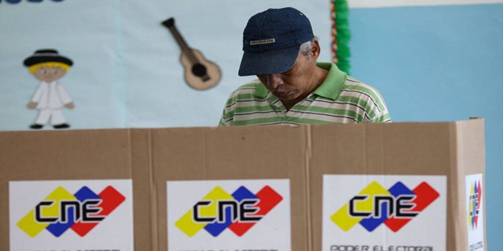 Abren los centros de voto en Venezuela para las elecciones regionales y legislativas